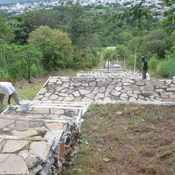 Funcionários da Prefeitura trabalham na limpeza da escadaria de acesso à Serra do Estrondo