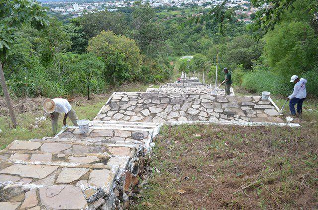 Funcionários da Prefeitura trabalham na limpeza da escadaria de acesso à Serra do Estrondo
