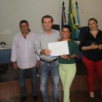 Prefeito Wached Neto repassa certificado à aluna