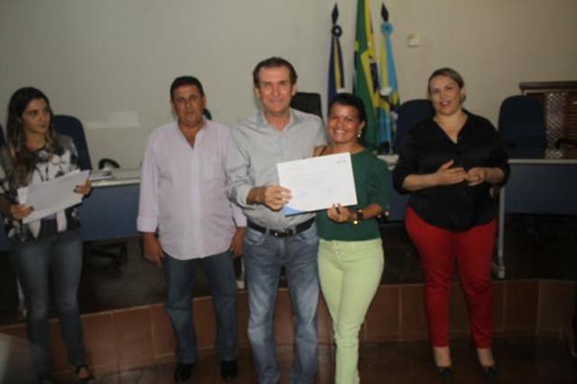 Prefeito Wached Neto repassa certificado à aluna