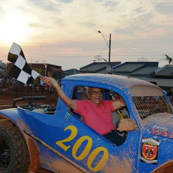 Prefeito Moisés Avelino passeia durante prova automobilística realizada durante festividades de aniversário de Paraíso