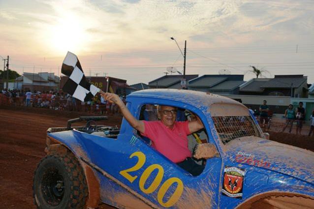 Prefeito Moisés Avelino passeia durante prova automobilística realizada durante festividades de aniversário de Paraíso
