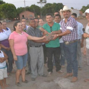 De chapéu no centro, o prefeito de Divinópolis, Padre Florisvane Maurício, ao lado de autoridades e populares