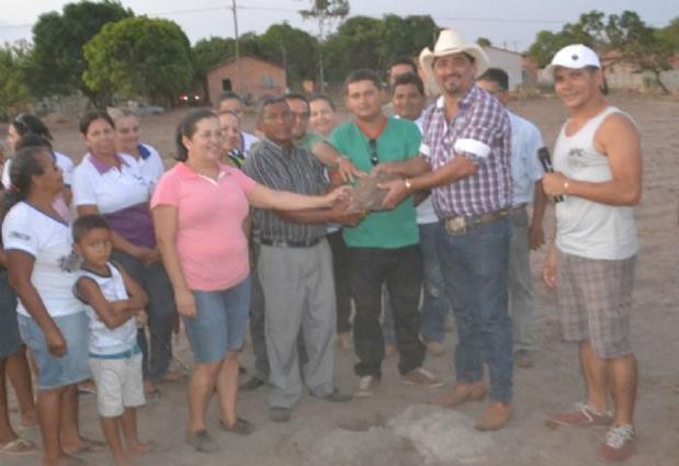 De chapéu no centro, o prefeito de Divinópolis, Padre Florisvane Maurício, ao lado de autoridades e populares