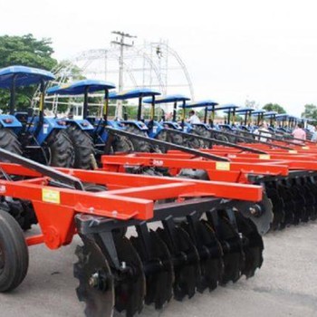 Tratores e implementos são utilizados na produção agrícola