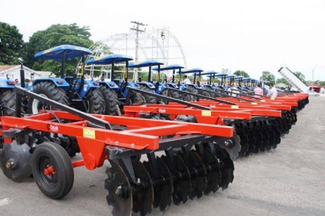 Tratores e implementos são utilizados na produção agrícola