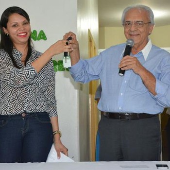 Prefeito Moisés Avelino repassa as chaves do veículo 0 km