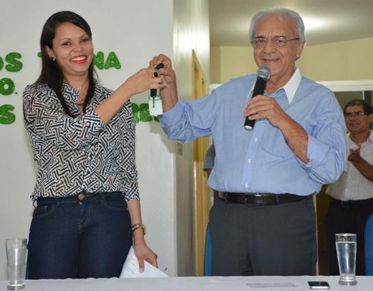 Prefeito Moisés Avelino repassa as chaves do veículo 0 km