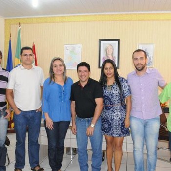 Prefeita Magda Borba (azul) se reúne com secretário e servidores do Quadro Geral