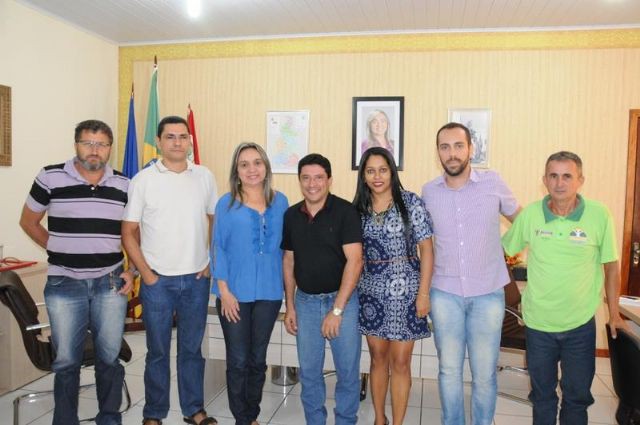 Prefeita Magda Borba (azul) se reúne com secretário e servidores do Quadro Geral