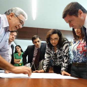 Prefeito Laurez Moreira apresenta a planta da área onde será construída a sede