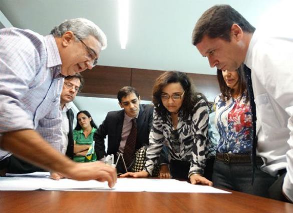 Prefeito Laurez Moreira apresenta a planta da área onde será construída a sede