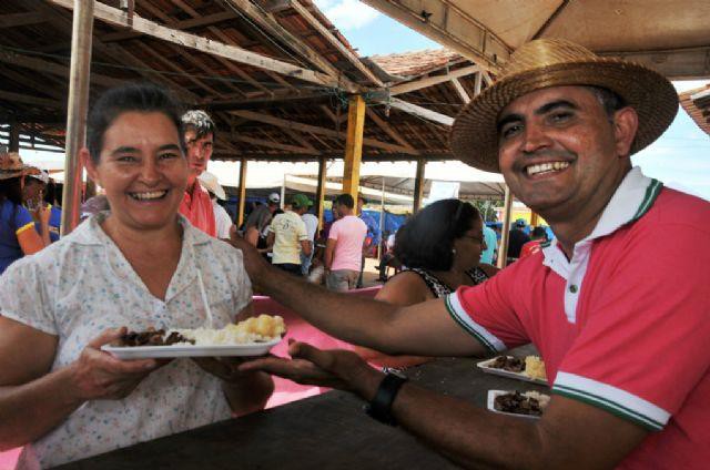 Prefeito Enoque Portilho repassa almoço para a comunidade novarosalandense