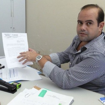 Secretário municipal de Planejamento e Modernização da Gestão, Fernando Moraes apresenta documento do Plano Diretor de Pedro Afonso