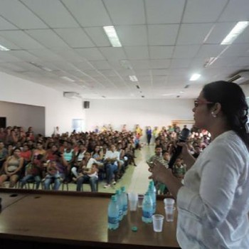 Promotora Thaís Cairo Souza Lopes fala aos presentes durante audiência