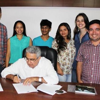 Ato da assinatura do decreto, realizada pelo prefeito de Gurupi, Laurez Moreira