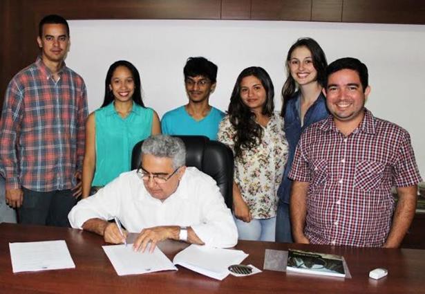 Ato da assinatura do decreto, realizada pelo prefeito de Gurupi, Laurez Moreira