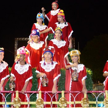 Crianças e adultos aguardavam ansiosos para dar as boas-vindas, abraçar, tirar fotos e fazer o pedido ao Papai Noel