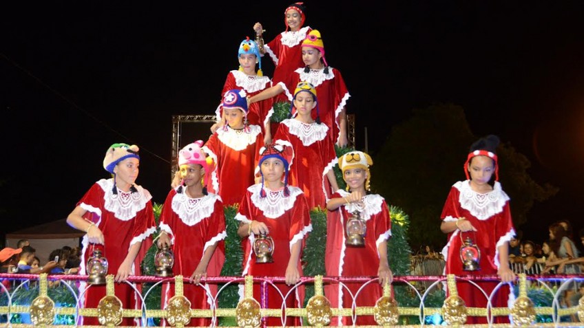 Crianças e adultos aguardavam ansiosos para dar as boas-vindas, abraçar, tirar fotos e fazer o pedido ao Papai Noel