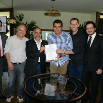 Prefeito de Palmas, Carlos Amastha (azul), e o Ministro dos Esportes, George Hilton (terno), seguram documentos licitatórios do BRT