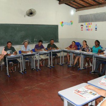 Participam da turma jovens e adultos com idade acima dos 15 anos que não tiveram a oportunidade de ingressar no estudo