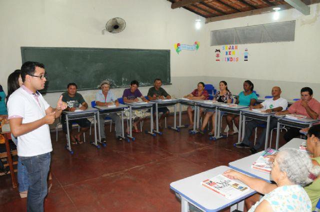 Participam da turma jovens e adultos com idade acima dos 15 anos que não tiveram a oportunidade de ingressar no estudo