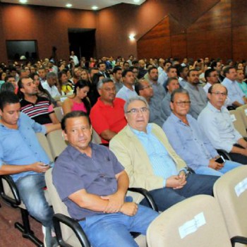 Na primeira fila, prefeitos de todo o estado ouvem atentos as explanações dos ministros