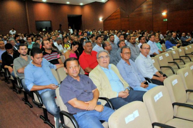 Na primeira fila, prefeitos de todo o estado ouvem atentos as explanações dos ministros