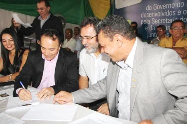 João Oliveira, prefeito José Santana e Agimiro Costa assinam Termo de pactuação do Plano Tocantins Sem Miséria juntamente com mais dez municípios