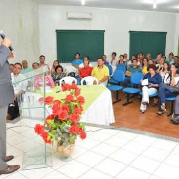 Prefeito Moisés Avelino explica aos presentes a importância da realização de audiências públicas
