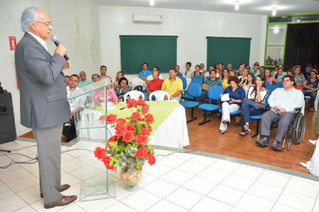 Prefeito Moisés Avelino explica aos presentes a importância da realização de audiências públicas