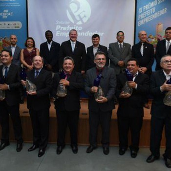 Na 1ª fileira os vencedores: da esquerda para a direita, Jairo Mariano, Ronaldo Dimas, Jair Farias, José Santana, Ezequiel Guimarães e Fred Melo