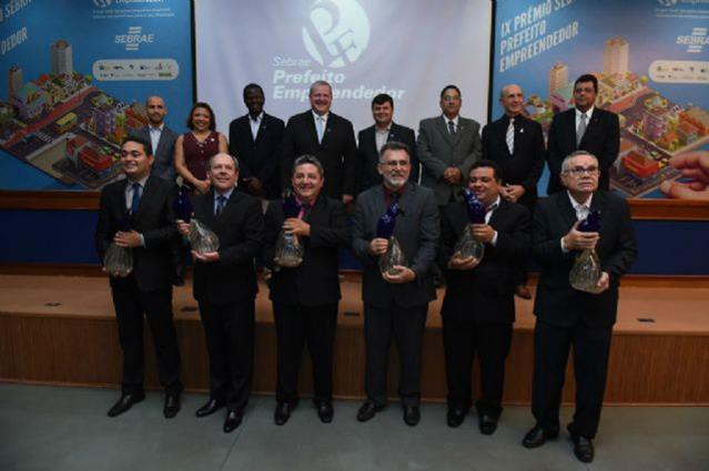 Na 1ª fileira os vencedores: da esquerda para a direita, Jairo Mariano, Ronaldo Dimas, Jair Farias, José Santana, Ezequiel Guimarães e Fred Melo
