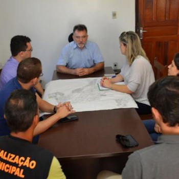 Prefeito José Santana (centro) inicia tratativas para elaboração do Plano Municipal de Mobilidade Urbana