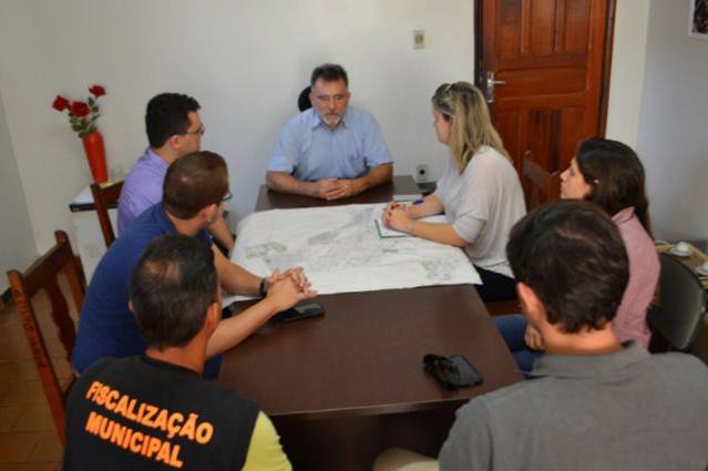 Prefeito José Santana (centro) inicia tratativas para elaboração do Plano Municipal de Mobilidade Urbana