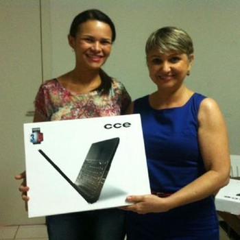 Secretária Lourdes Dourado repassa os equipamentos para servidores das equipes de Atenção Básica