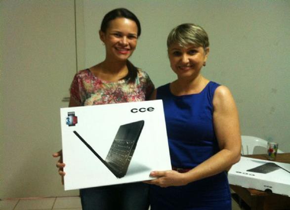 Secretária Lourdes Dourado repassa os equipamentos para servidores das equipes de Atenção Básica