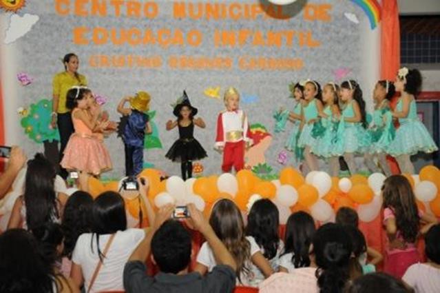 Crianças que estudam no CEMEI homenageam prefeita Leila Rocha com apresentação teatral
