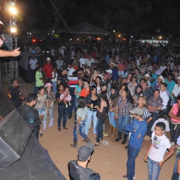 Prefeito Florisvane parabeniza comunidade antes do show da banda Sela Rasgada