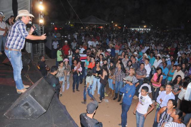Prefeito Florisvane parabeniza comunidade antes do show da banda Sela Rasgada