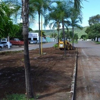Obra de revitalização do canteiro central da Avenida José de Alencar, no Serrano I.