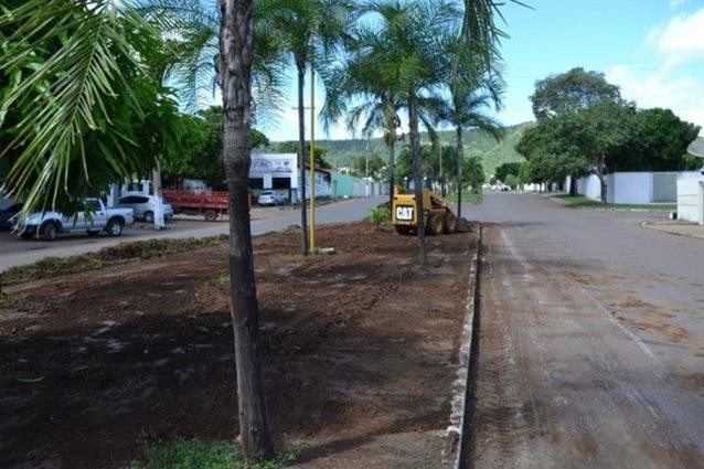 Obra de revitalização do canteiro central da Avenida José de Alencar, no Serrano I.