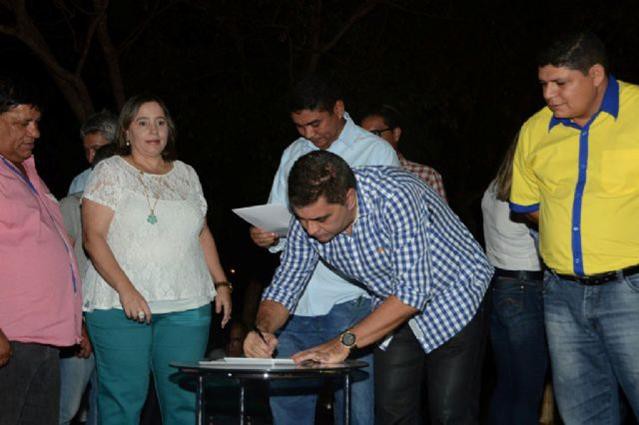 Prefeito de Palmas, Carlos Amstha, assina ordem de serviço para início das obras