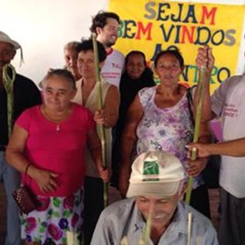Idosos da associação posam para fotos durante o evento