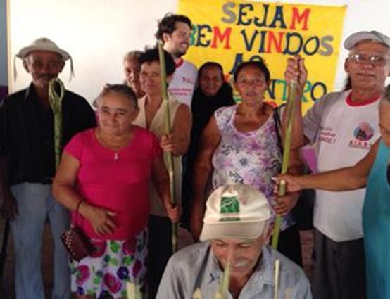 Idosos da associação posam para fotos durante o evento