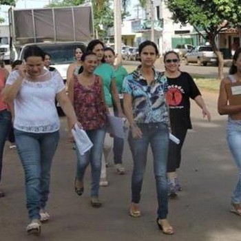 Servidoras paralisam atividades em sinal de protesto