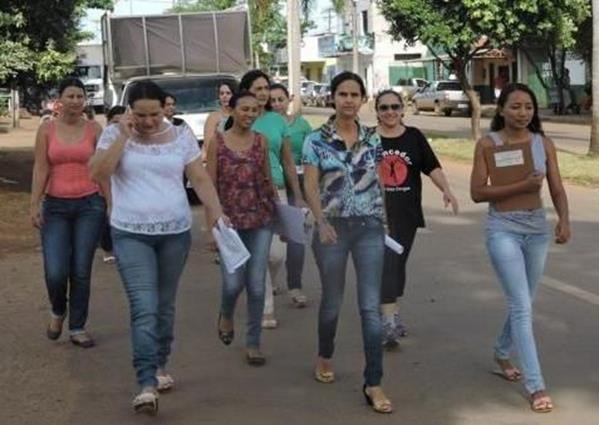 Servidoras paralisam atividades em sinal de protesto