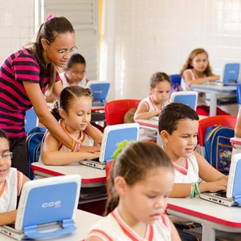 A informática é ensinada em escolas de tempo integral