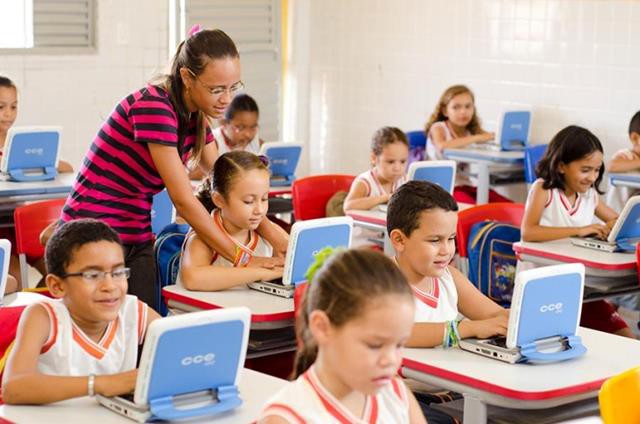 A informática é ensinada em escolas de tempo integral
