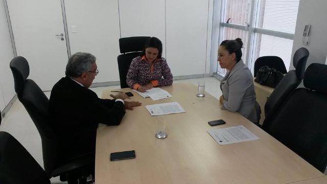 Prefeito de Gurupi Laurez Moreira,  chefe de gabinete da FUNAI, Luciana Nóbrega e deputada Federal Josi Nunes